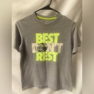Nike Best Don't Rest Boys Youth Medium M Football Tee T-shirt Nike Better World